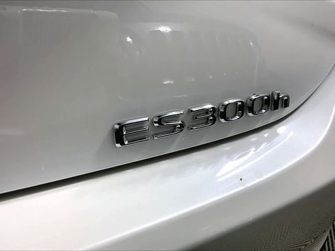 Certified 2025 Lexus ES 300h w/ Luxury Package image 10
