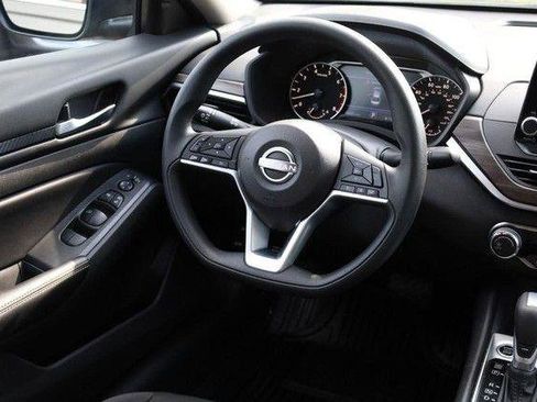 Used 2025 Nissan Altima 2.5 SV FWD image 21