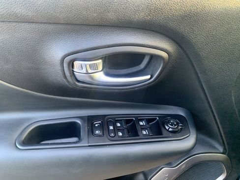 Used 2022 Jeep Renegade Latitude image 9