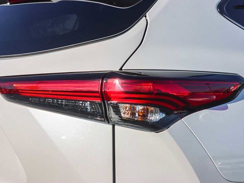 Used 2023 Toyota Highlander L image 8