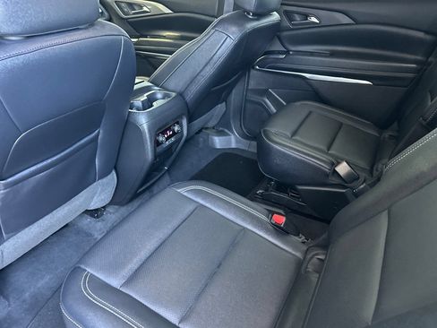 Used 2025 Chevrolet Traverse LT FWD image 12