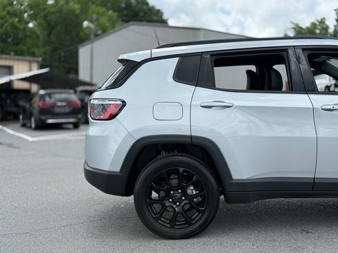 Used 2026 Jeep Compass Latitude AWD/4WD image 9