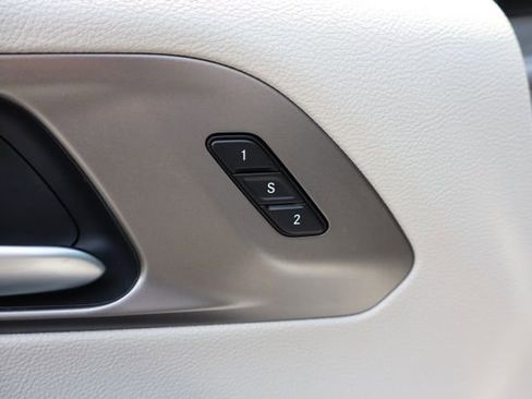 Used 2018 Chrysler Pacifica Limited FWD image 9