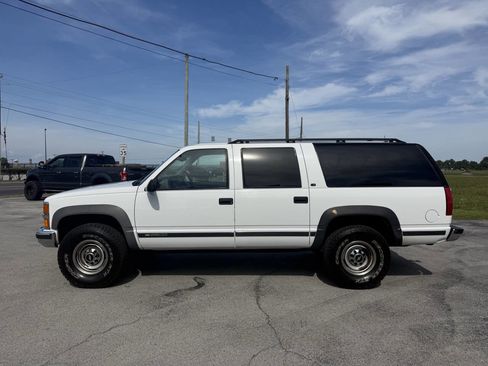Used 1999 Chevrolet Suburban 2500 w/ Preferred Equipment Group 2 image 2