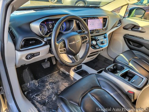 Used 2023 Chrysler Pacifica Touring-L FWD image 8