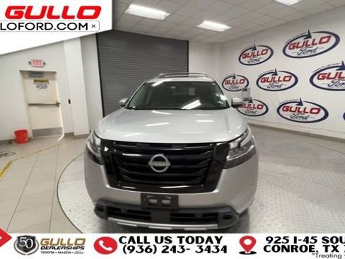 Used 2024 Nissan Pathfinder Platinum FWD image 3