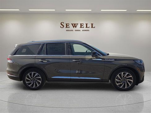 New 2026 Lincoln Aviator 2WD image 5