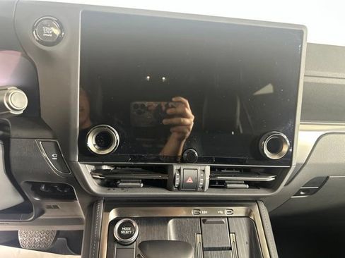Used 2024 Lexus GX 550 w/ Accessory Package (2T) AWD/4WD image 16