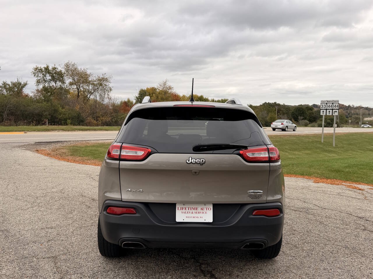 Used 2016 Jeep Cherokee Latitude w/ Comfort/Convenience Group AWD/4WD image 4