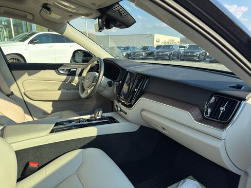 Used 2022 Volvo XC60 B5 Momentum w/ Advanced Package image 11