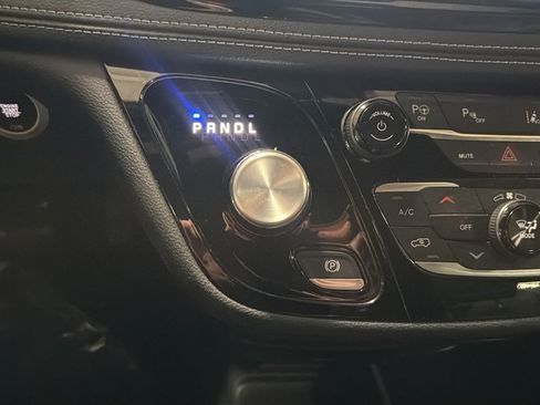 Used 2024 Chrysler Pacifica Limited FWD image 17
