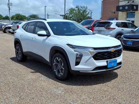 Used 2025 Chevrolet Trax LT FWD image 3