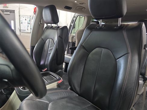 Used 2018 Chrysler Pacifica Touring-L image 15