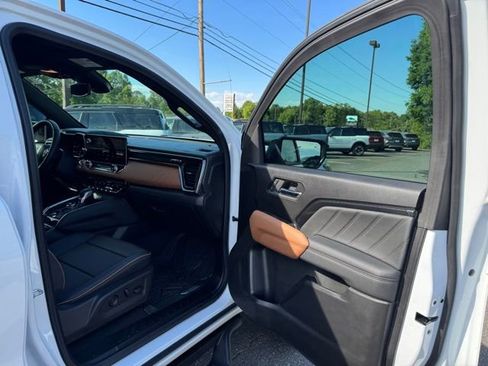 Used 2024 GMC Canyon AT4 w/ AT4 Premium Package AWD/4WD image 16