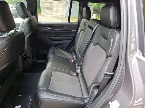 New 2025 Jeep Grand Cherokee Altitude image 6