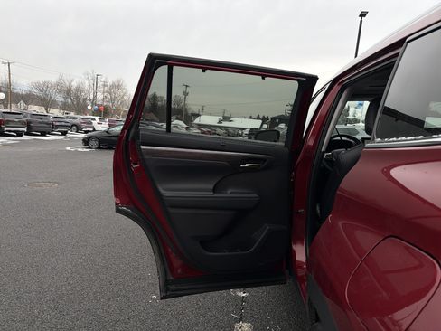 Used 2024 Toyota Highlander Limited image 30