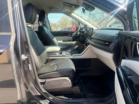 Used 2022 Kia Carnival EX image 32