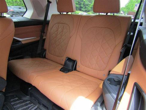 Used 2024 BMW X7 xDrive40i w/ Premium Package image 40