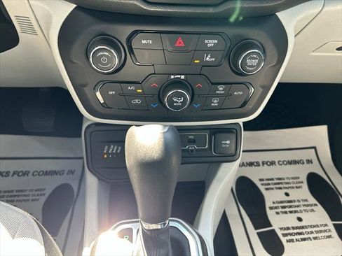 Certified 2022 Jeep Renegade Latitude w/ Convenience Group AWD/4WD image 22
