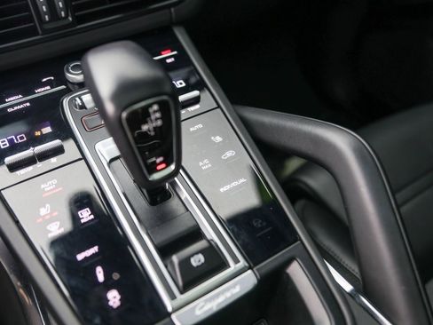 Used 2020 Porsche Cayenne Turbo w/ Assistance Package image 20