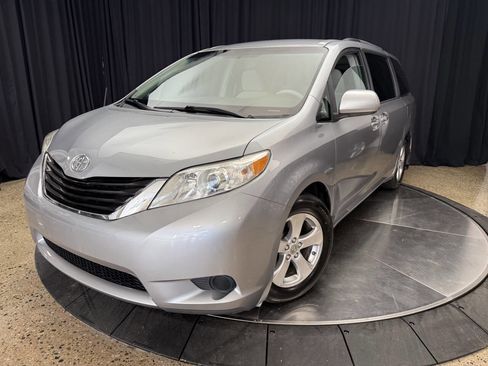 Used 2011 Toyota Sienna LE image 2