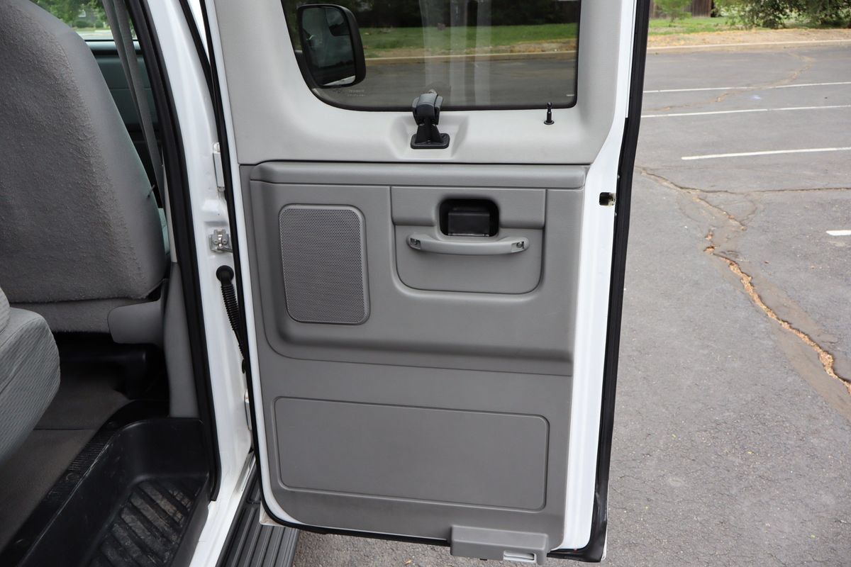 Used 2010 Ford E-350 and Econoline 350 XLT RWD image 26