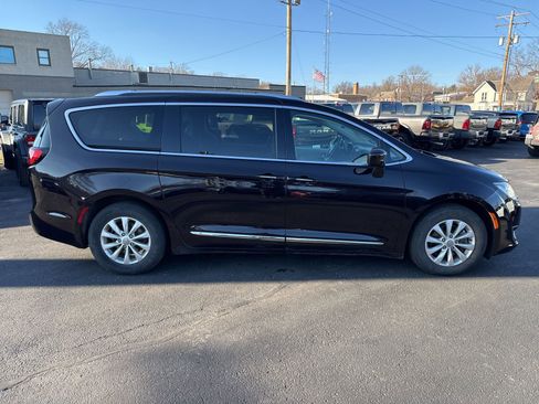 Used 2019 Chrysler Pacifica Touring-L w/ Premium Audio Group image 4