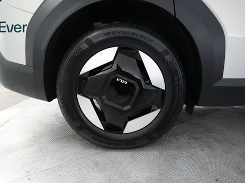 Used 2024 Kia EV9 Light Long Range RWD image 22