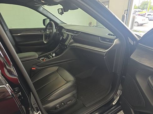 Used 2024 Jeep Grand Cherokee Limited w/ Black Appearance Package AWD/4WD image 9