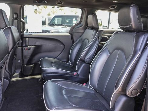 Used 2022 Chrysler Pacifica Limited w/ S Appearance Package FWD image 29