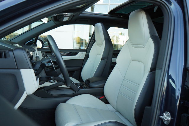 Used 2024 Porsche Cayenne AWD/4WD image 25