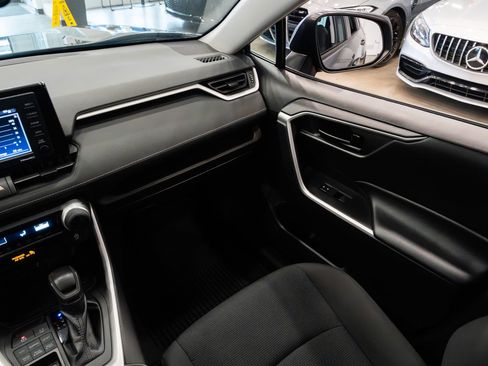 Used 2021 Toyota RAV4 LE image 11