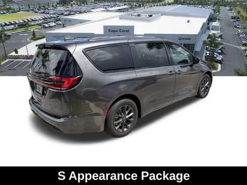 Used 2021 Chrysler Pacifica Touring w/ S Appearance Package FWD image 4