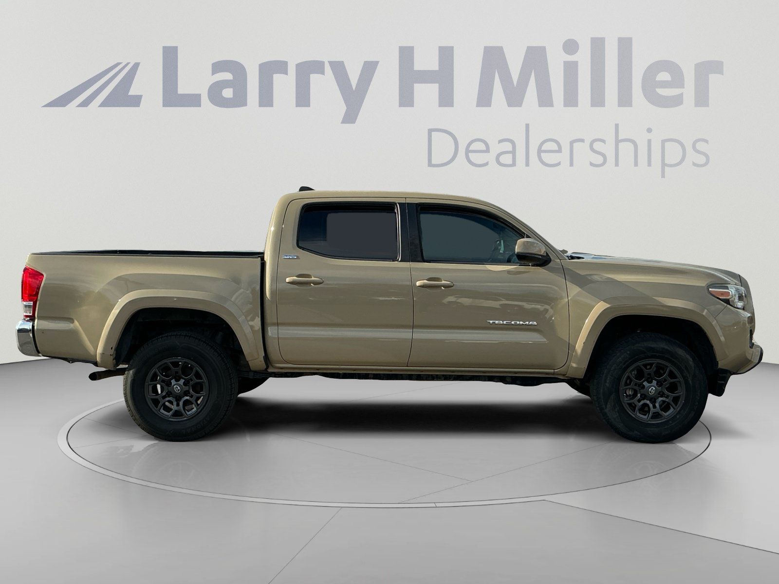Used 2017 Toyota Tacoma SR5 w/ Tow Package RWD image 6