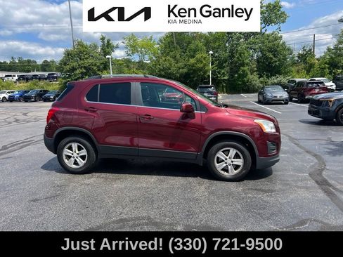 Used 2016 Chevrolet Trax LT w/ LT Sun and Sound Package AWD/4WD image 4