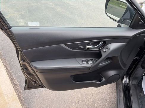 Used 2017 Nissan Rogue SV FWD image 9