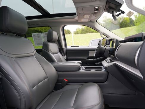 Used 2025 Ford Expedition Active AWD/4WD image 33
