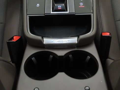 Certified 2025 Porsche Macan AWD/4WD image 29