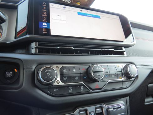 New 2025 Jeep Wrangler Unlimited Rubicon w/ XTREMEE 35" Tire Package image 26