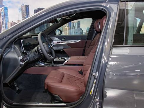 Used 2026 BMW 750e xDrive w/ Autobahn Package AWD/4WD image 19