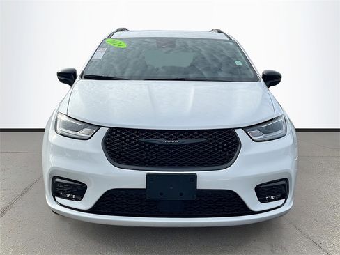 Used 2024 Chrysler Pacifica Touring-L w/ Uconnect Theater Family Group image 2