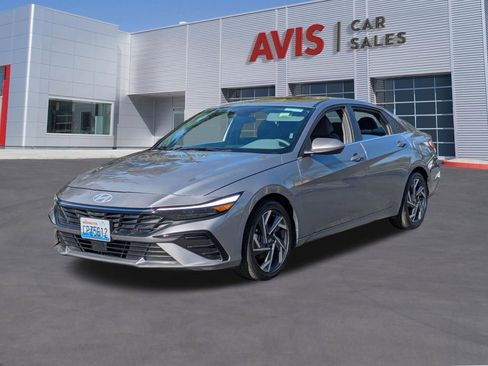 Used 2025 Hyundai Elantra SEL image 1