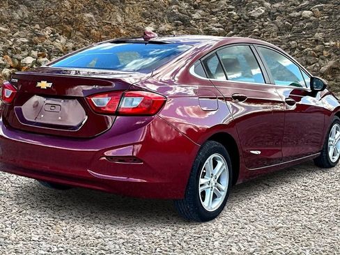 Used 2018 Chevrolet Cruze LT w/ Convenience Package image 2