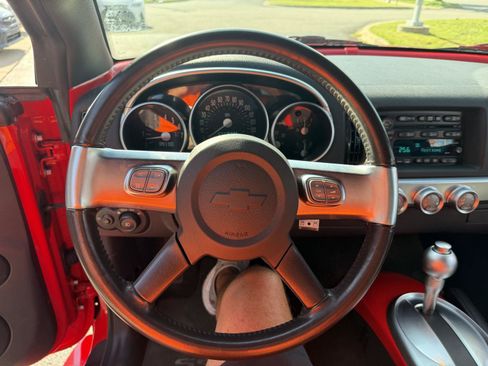 Used 2004 Chevrolet SSR w/ Preferred Equipment Group RWD image 16