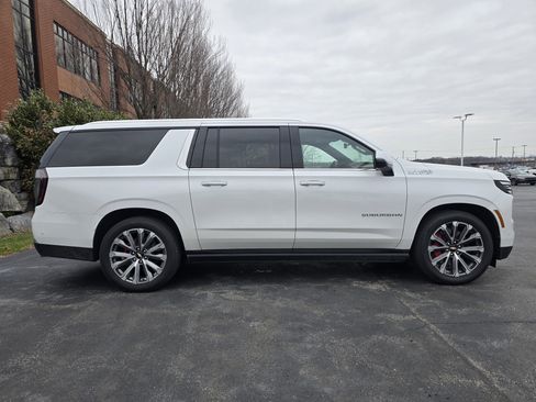 Used 2025 Chevrolet Suburban High Country image 2