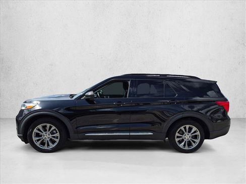Used 2022 Ford Explorer XLT w/ Equipment Group 202A RWD image 8