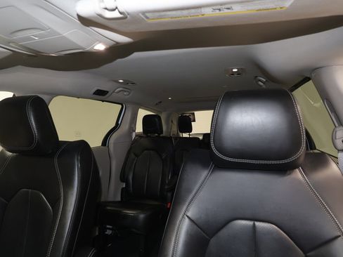 Used 2024 Chrysler Pacifica Touring-L image 16