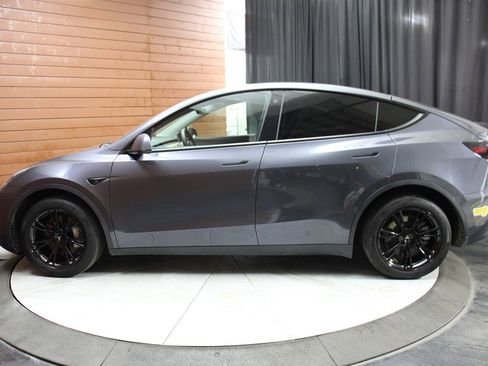 Used 2022 Tesla Model Y Long Range image 9