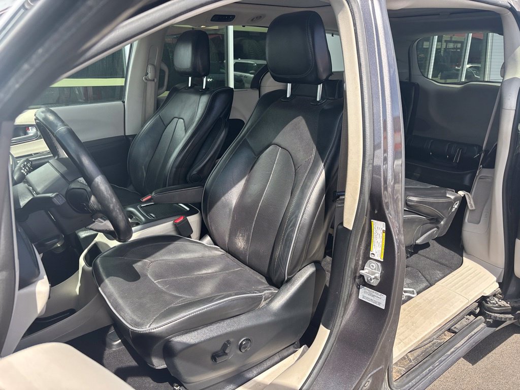 Used 2017 Chrysler Pacifica Limited FWD image 13