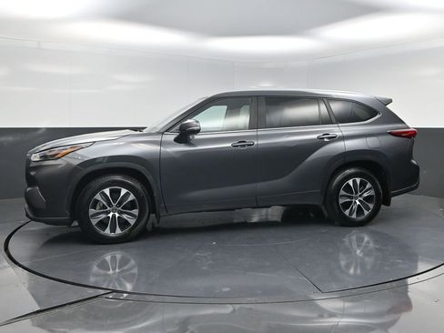 Used 2023 Toyota Highlander XLE FWD image 3